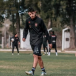 Conmoción en Santa Fe: un futbolista de 22 años sufrió un ACV tras un partido y lucha por su vida