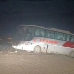 Casi una tragedia sobre la Ruta 6: un micro con 41 pasajeros desbarrancó y quedó colgado al vacío por más de cinco horas