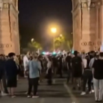 También en Barcelona: un gran número de personas despidió a Indio Solari en el Arco del Triunfo