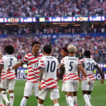 Furor con la estrella de Hollywood que fue a ver a Estados Unidos vs. Paraguay con una remera argentina