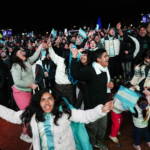 Ni la lluvia ni el frío pudo parar los festejos de los hinchas argentinos que deliraron con un nuevo triunfo agónico de la Selección