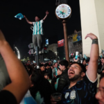 Una marea albiceleste festeja en el Obelisco tras el triunfazo de Argentina: "¡El que no salta es un inglés!"