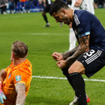 Cuti Romero no se guardó nada: le gritó el gol en la cara Pickford