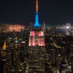 Qué decía la bandera colgada en el Empire State de Nueva York