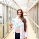 La médica que ayuda a los chicos internados con cáncer en el Garrahan a completar el álbum del Mundial: "La de Messi nadie la cambia"
