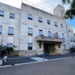 Faltó 50 veces a la municipalidad de manera injustificada y lo echaron: lo descubrieron atendiendo una peluquería en el horario de trabajo