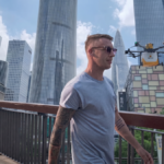 Tiene 36 años, dejó su país y usa el 25% del sueldo para alquilar en una ciudad con drones que reparten comida